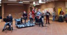 Schulband Bandibos spielen Weihnachtskonzert