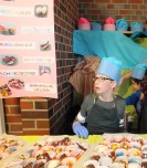 Schüler am Verkaufsstand der leckeren Candys