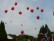 Rote Luftballons, die in den Himmel steigen.