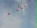 Und noch mehr rote Luftballons, die in den Himmel fliegen.