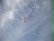 Rote Luftballons steigen in den Himmel.