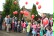 Die Schüler lassen die roten Luftballons steigen.