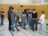 Eine Gruppe Schüler probiert Fitnessegeräte aus.