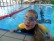 Das Bild zeigt eine Schülerin mit Schwimmbrille im Wasser.
