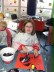 Eine Schülerin schnibbelt Rotkohl klein.