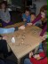 Schüler sitzen um einen Tisch herum und bauen am Giant's Causeway.