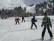 Einige Schüler fahren auf ihren Skieren eine Piste herunter.