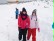 Das Bild zeigt zwei Schülerinnen beim Spaziergang im Schnee.