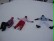 Drei Schüler liegen im Schnee.