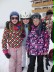 Drei Schülerinnen in ihren Schneeanzügen.