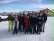 Ein Gruppenfoto aller Teilnehmer der Skifreizeit vor strahlend blauem Himmel.