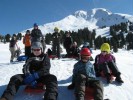 Das Bild zeigt die Schüler bei der Wintersportfreizeit im Schnee